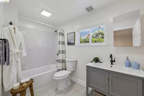 Bath - 344 Peralta St, Oakland, CA 94607 photo 3 of 3