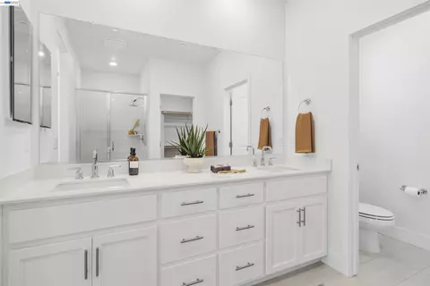 Bath - 4308 Mascon Dr, Folsom, CA 95630 photo 4 of 5