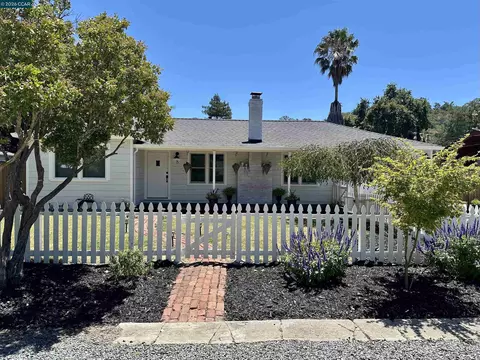 8 Lander Dr, Martinez, CA 94553 photo 4