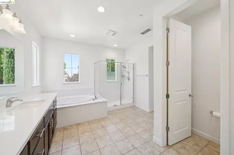 Bath - 320 Heritage Ln, Dixon, CA 95620 photo 3 of 7