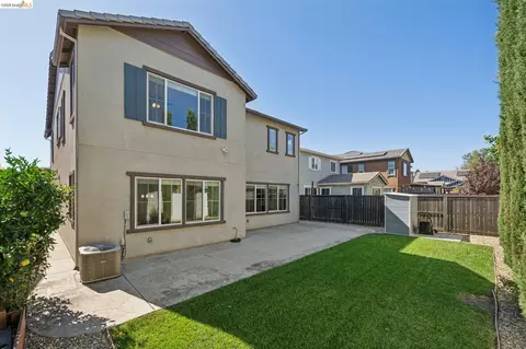 Exterior - 320 Heritage Ln, Dixon, CA 95620 photo 11 of 13