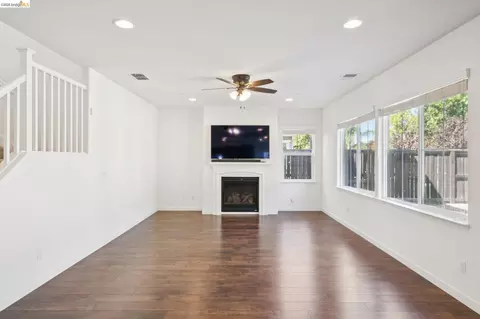 Living - 320 Heritage Ln, Dixon, CA 95620 photo 3 of 9