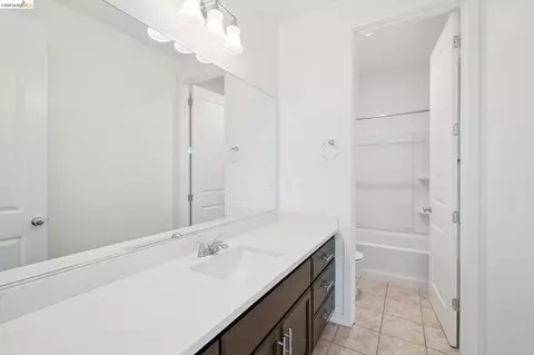 Bath - 320 Heritage Ln, Dixon, CA 95620 photo 5 of 7