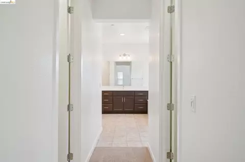 Entry Way - 320 Heritage Ln, Dixon, CA 95620 photo 5 of 6
