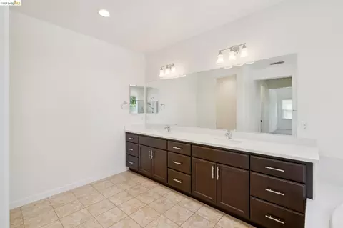 Bath - 320 Heritage Ln, Dixon, CA 95620 photo 1 of 7