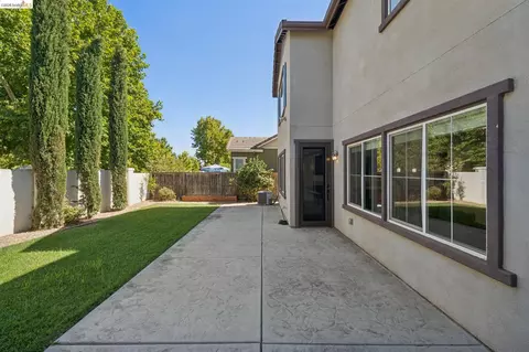 Exterior - 320 Heritage Ln, Dixon, CA 95620 photo 7 of 13
