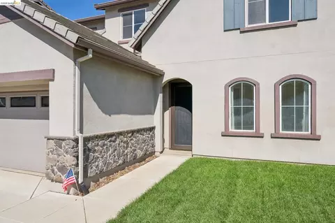 Exterior - 320 Heritage Ln, Dixon, CA 95620 photo 4 of 13
