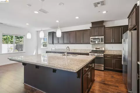 Kitchen - 320 Heritage Ln, Dixon, CA 95620 photo 2 of 4