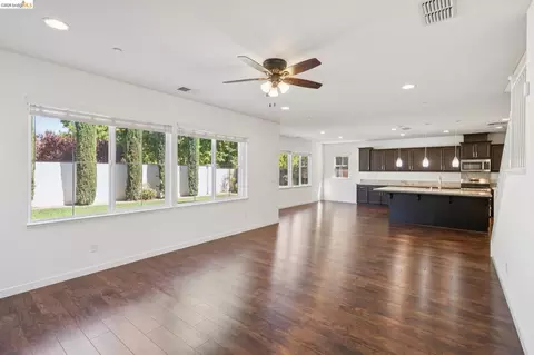 Living - 320 Heritage Ln, Dixon, CA 95620 photo 6 of 9