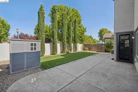 Exterior - 320 Heritage Ln, Dixon, CA 95620 photo 6 of 13