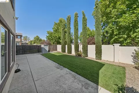 Exterior - 320 Heritage Ln, Dixon, CA 95620 photo 10 of 13
