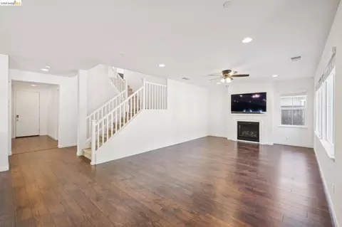 Living - 320 Heritage Ln, Dixon, CA 95620 photo 4 of 9