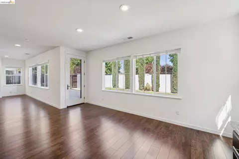 Living - 320 Heritage Ln, Dixon, CA 95620 photo 9 of 9