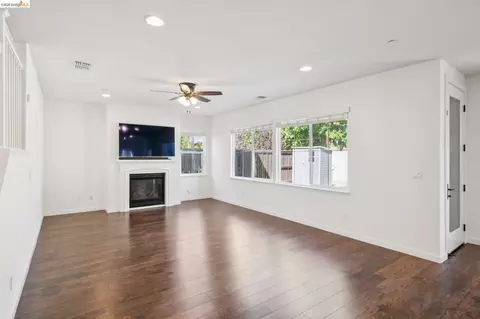 Living - 320 Heritage Ln, Dixon, CA 95620 photo 2 of 9