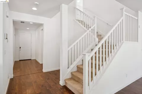 Entry Way - 320 Heritage Ln, Dixon, CA 95620 photo 3 of 6