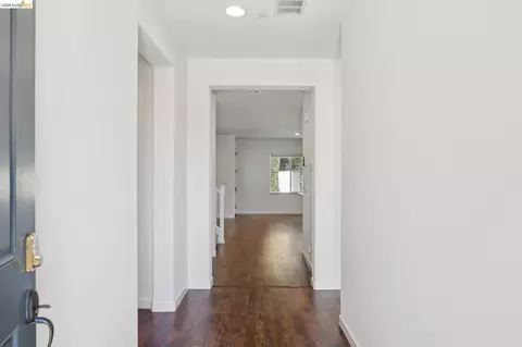 Entry Way - 320 Heritage Ln, Dixon, CA 95620 photo 2 of 6