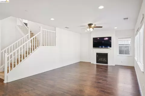 Living - 320 Heritage Ln, Dixon, CA 95620 photo 5 of 9