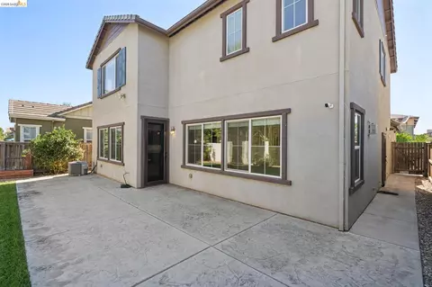 Exterior - 320 Heritage Ln, Dixon, CA 95620 photo 8 of 13