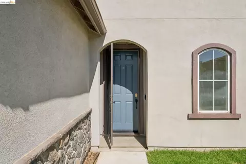 Entry Way - 320 Heritage Ln, Dixon, CA 95620 photo 1 of 6