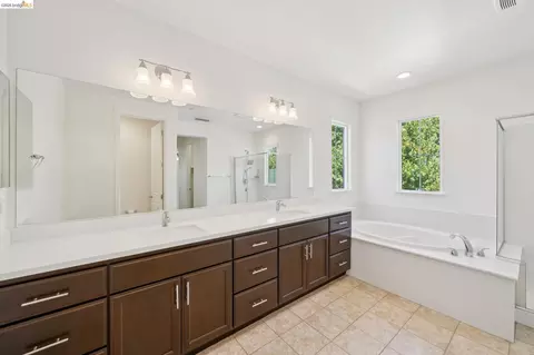 Bath - 320 Heritage Ln, Dixon, CA 95620 photo 2 of 7