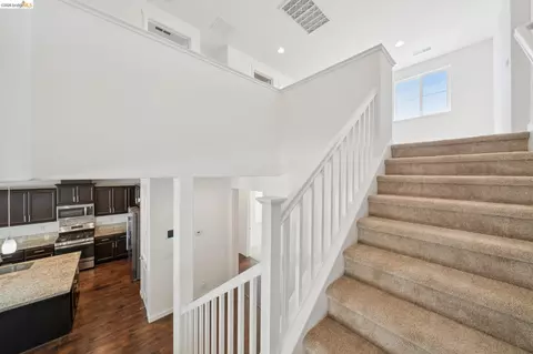 Entry Way - 320 Heritage Ln, Dixon, CA 95620 photo 4 of 6