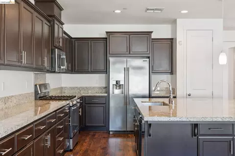 Kitchen - 320 Heritage Ln, Dixon, CA 95620 photo 4 of 4