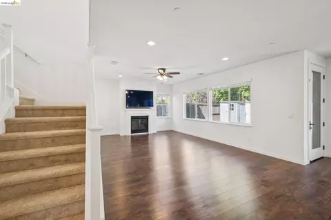 Living - 320 Heritage Ln, Dixon, CA 95620 photo 1 of 9
