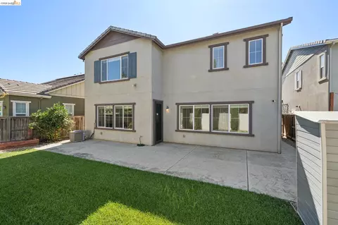 Exterior - 320 Heritage Ln, Dixon, CA 95620 photo 9 of 13