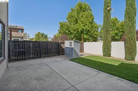 Exterior - 320 Heritage Ln, Dixon, CA 95620 photo 5 of 13