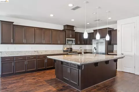 Kitchen - 320 Heritage Ln, Dixon, CA 95620 photo 1 of 4