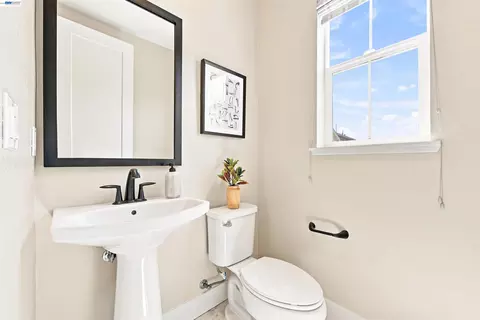 Bath - 8540 Tailwind Ave, Newark, CA 94560 photo 2 of 5