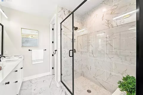 Bath - 8540 Tailwind Ave, Newark, CA 94560 photo 4 of 5