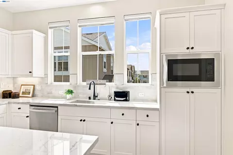 Kitchen - 8540 Tailwind Ave, Newark, CA 94560 photo 4 of 6