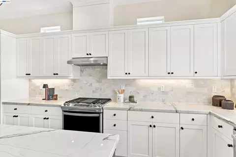 Kitchen - 8540 Tailwind Ave, Newark, CA 94560 photo 5 of 6