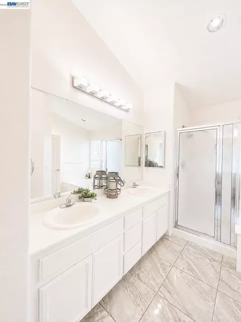 Bath - 2135 Devin Ct, Tracy, CA 95376 photo 3 of 4