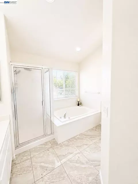 Bath - 2135 Devin Ct, Tracy, CA 95376 photo 2 of 4