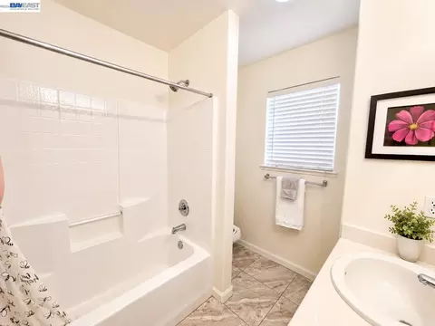 Bath - 2135 Devin Ct, Tracy, CA 95376 photo 1 of 4