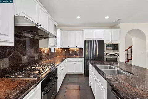 Kitchen - 5210 S Montecito Dr, Concord, CA 94521 photo 5 of 7