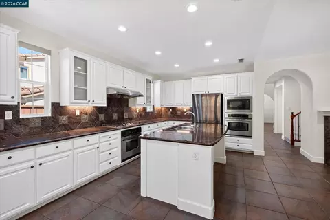 Kitchen - 5210 S Montecito Dr, Concord, CA 94521 photo 4 of 7