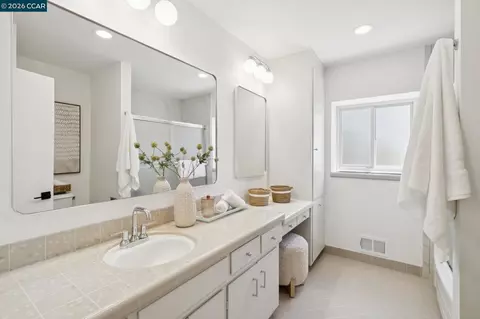 Bath - 92 Sullivan Dr, Moraga, CA 94556 photo 2 of 2