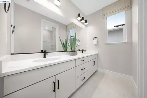 Bath - 314 E Cyldesdale Ct, Mountain House, CA 95391 photo 1 of 3