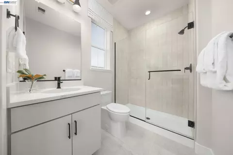 Bath - 314 E Cyldesdale Ct, Mountain House, CA 95391 photo 2 of 3