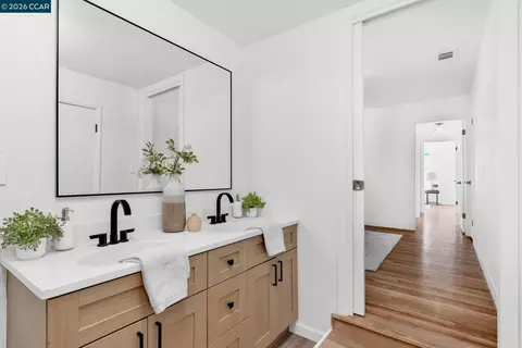 Bath - 2072 Chalomar Rd, Concord, CA 94518 photo 3 of 5