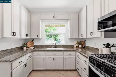 Kitchen - 2072 Chalomar Rd, Concord, CA 94518 photo 1 of 3
