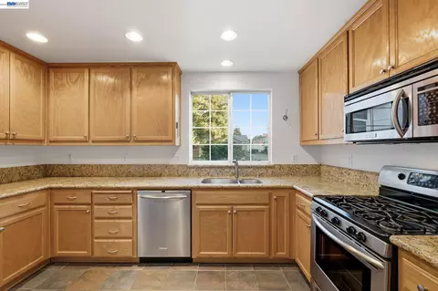 Kitchen - 2215 Morningside Ct, Tracy, CA 95376 photo 3 of 4