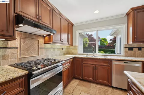 Kitchen - 6620 Thames Dr, Gilroy, CA 95020 photo 2 of 5