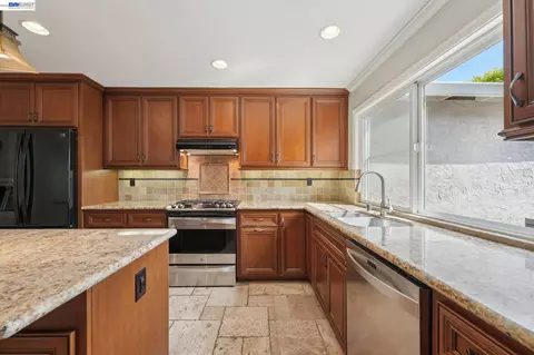 Kitchen - 6620 Thames Dr, Gilroy, CA 95020 photo 4 of 5