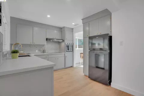 Kitchen - 102 Dalma Dr, Mountain View, CA 94041 photo 4 of 8