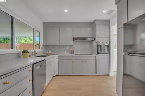 Kitchen - 102 Dalma Dr, Mountain View, CA 94041 photo 5 of 8
