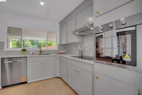 Kitchen - 102 Dalma Dr, Mountain View, CA 94041 photo 7 of 8